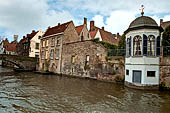 Brugge - lungo il Groenerei nei pressi del Meebrug, antico ponte in pietra. 